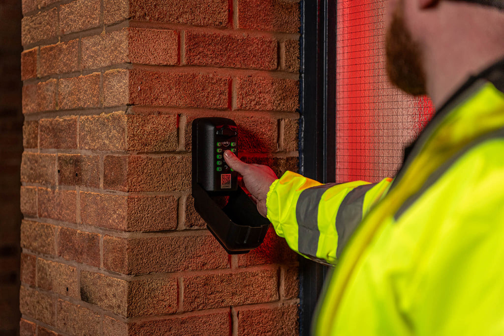 Security guard using ark Tamo key safe